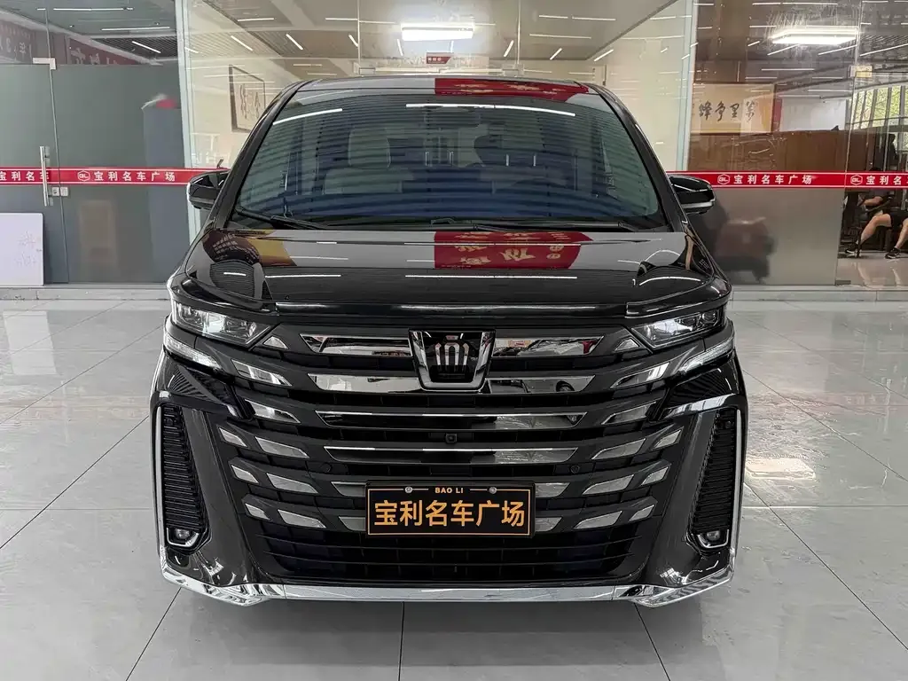 Toyota Vellfire — фото 1