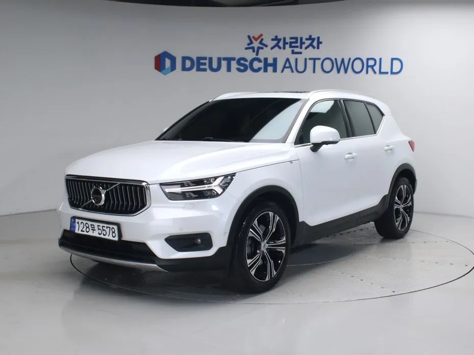 Volvo XC40 — фото 10
