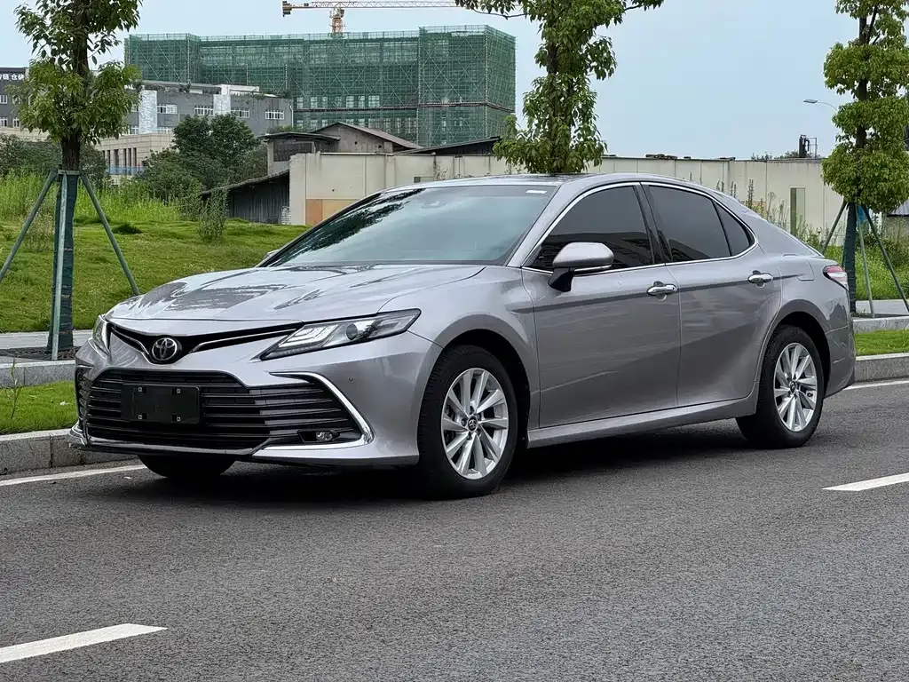 Toyota Camry — фото 1