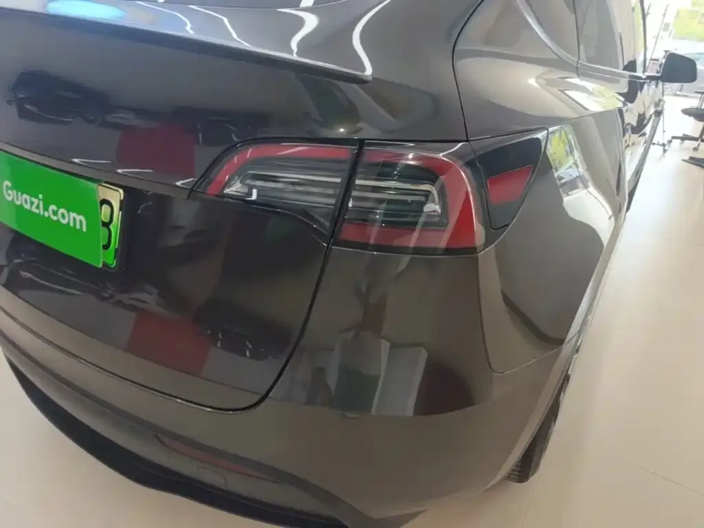 Tesla Model Y — фото 10