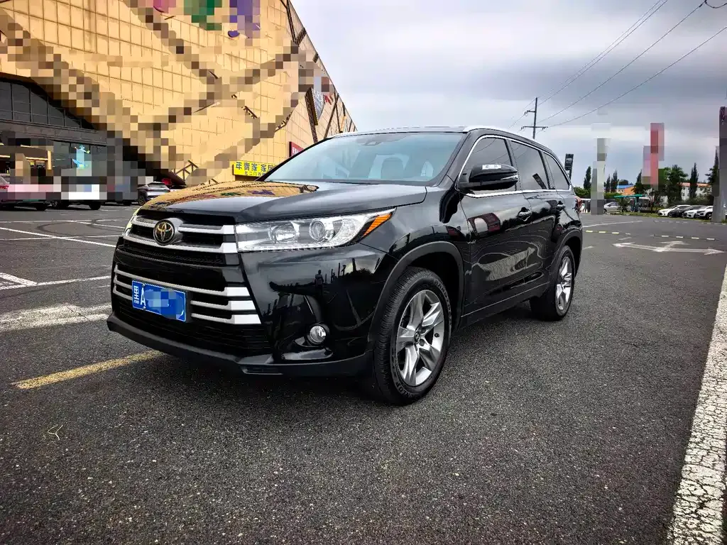 Toyota Highlander — фото 1