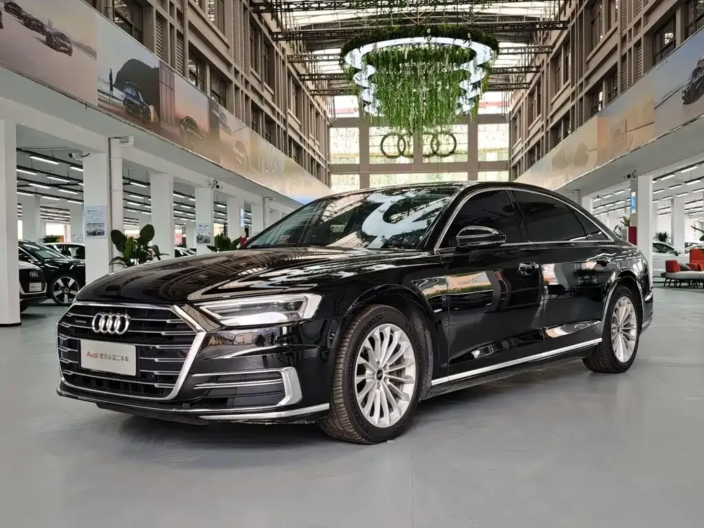Audi A8 — фото 1