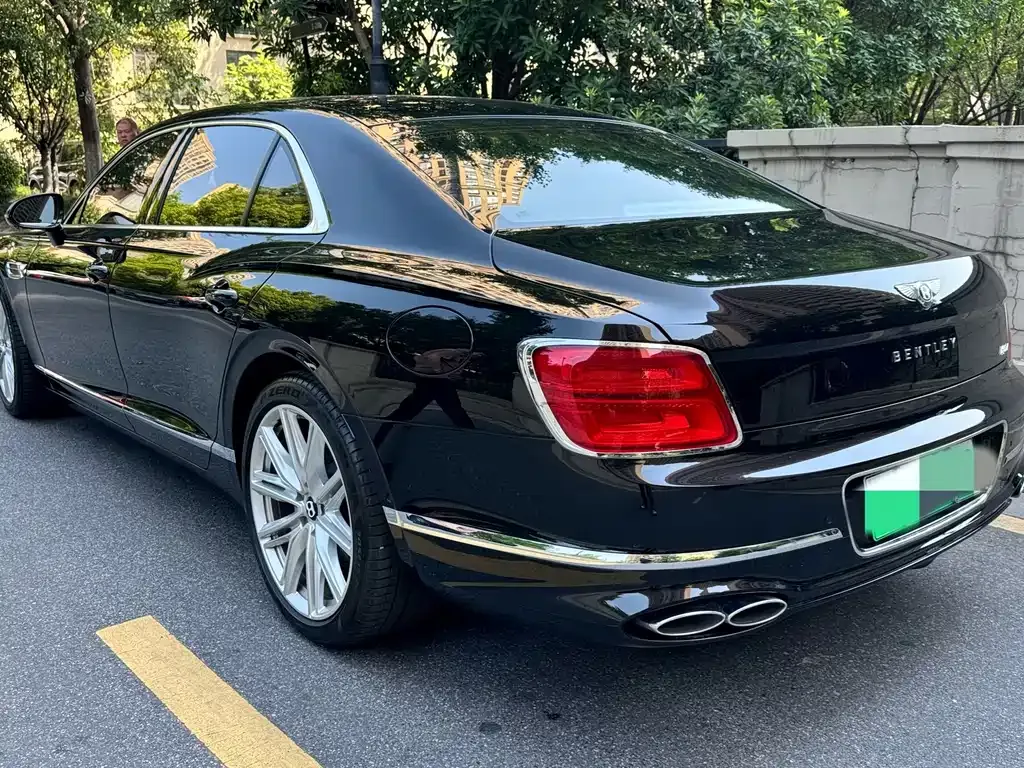 Bentley Flying Spur PHEV — фото 9
