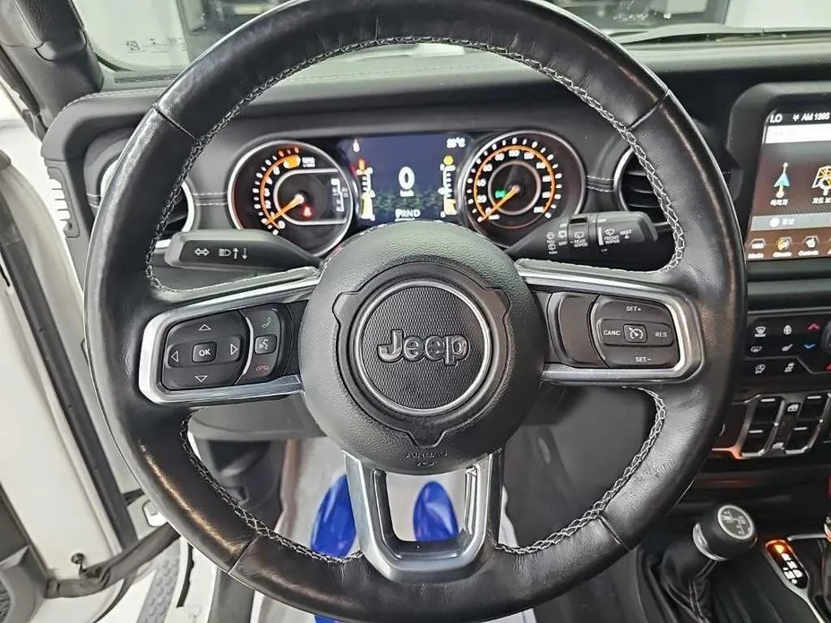 Jeep Wrangler — фото 10