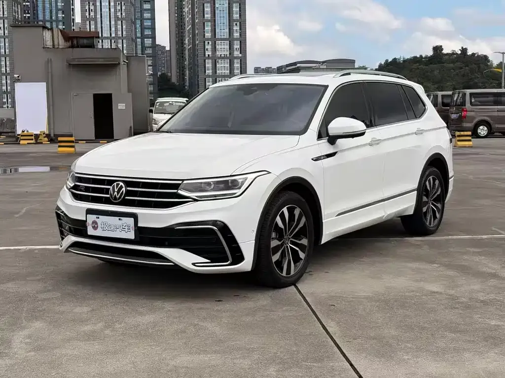 Volkswagen Tiguan L — фото 1