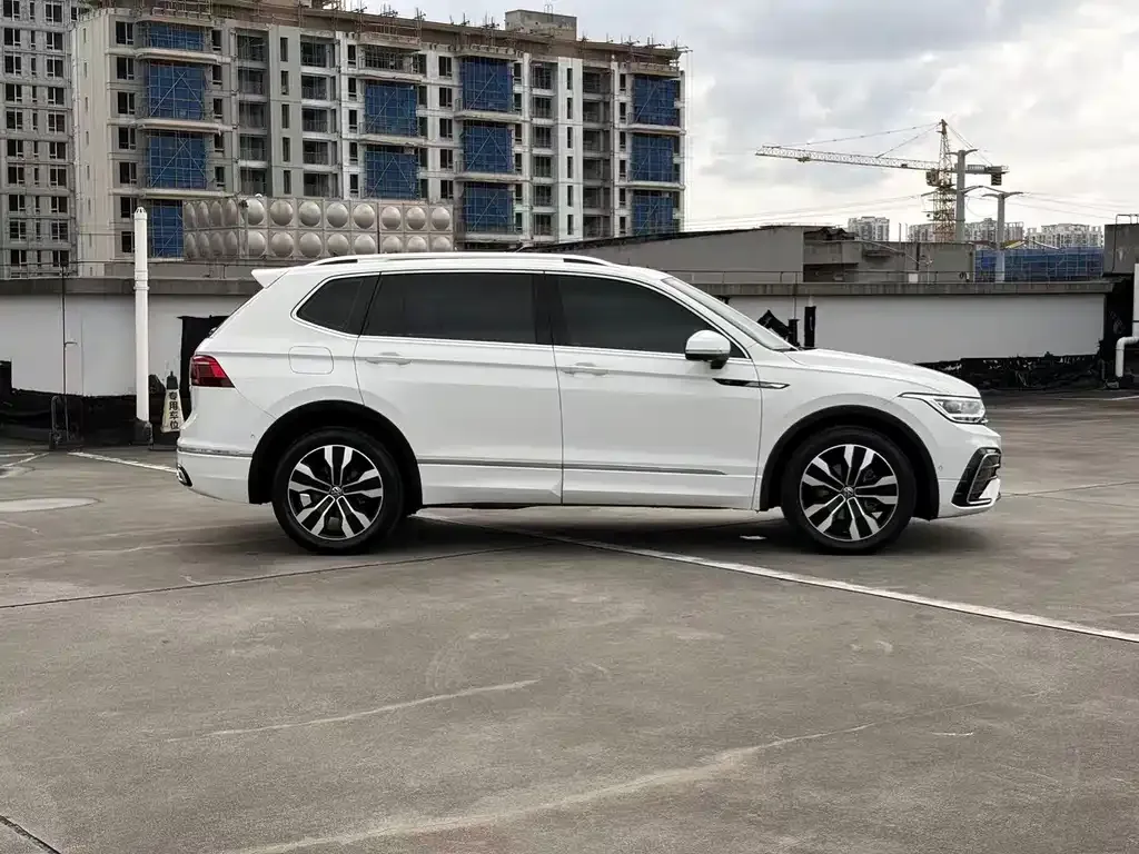 Volkswagen Tiguan L — фото 9