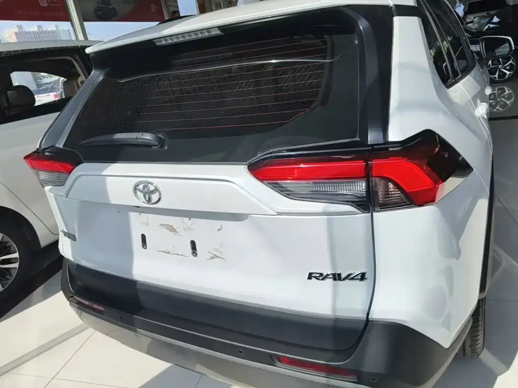 Toyota RAV4 — фото 10