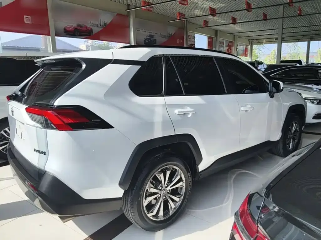Toyota RAV4 — фото 5