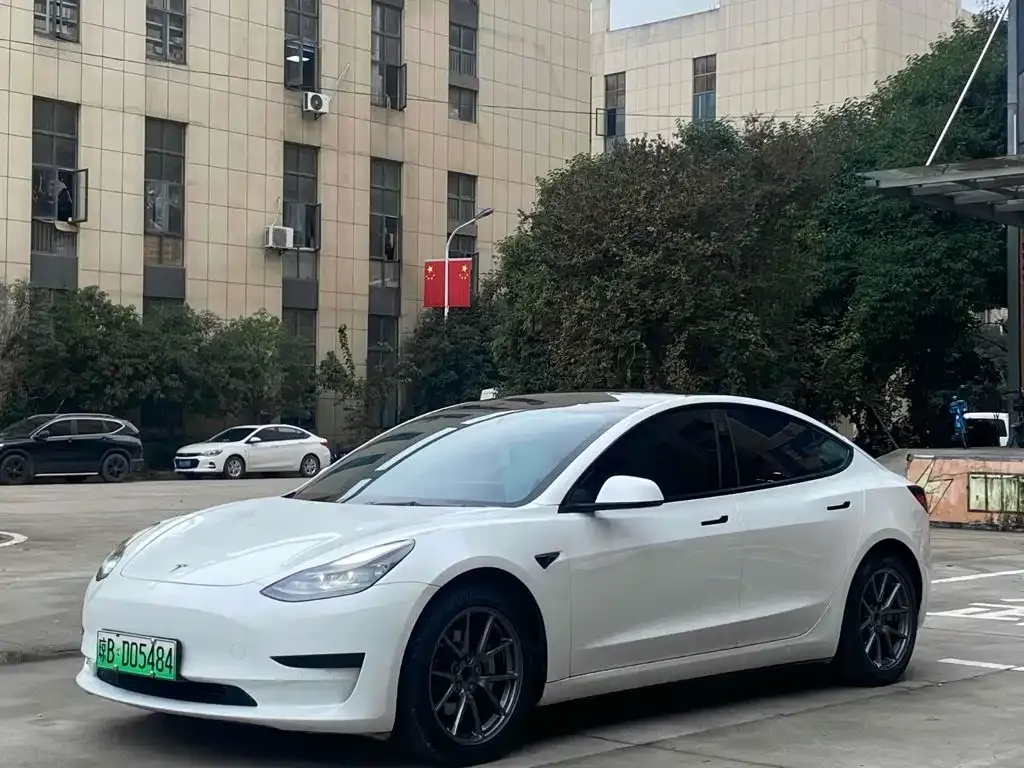 Tesla Model 3 — фото 1