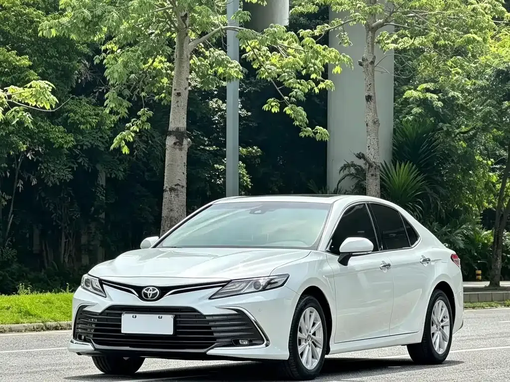 Toyota Camry — фото 1