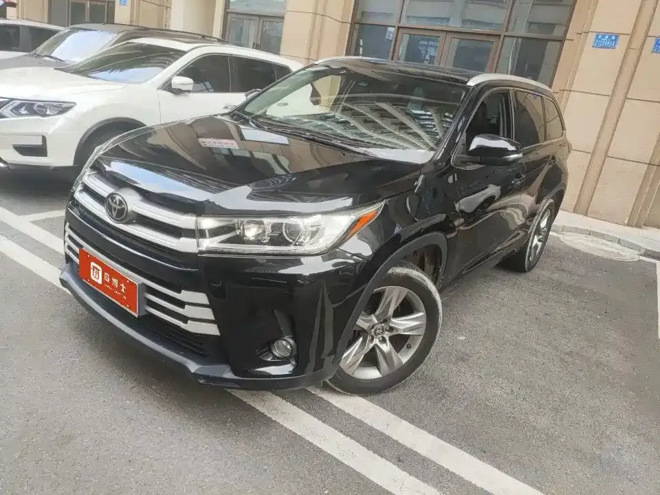 Toyota Highlander — фото 1