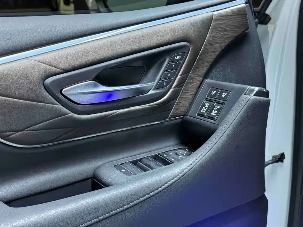 Toyota Vellfire — фото 10