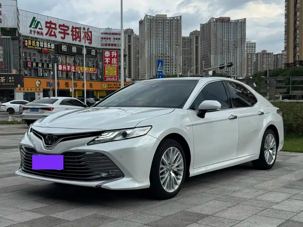Toyota Camry — фото 1