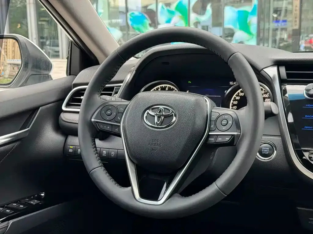 Toyota Camry — фото 3