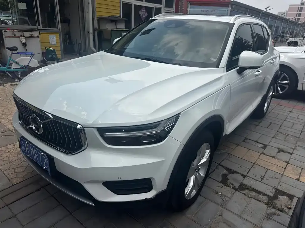 Volvo XC40 — фото 1