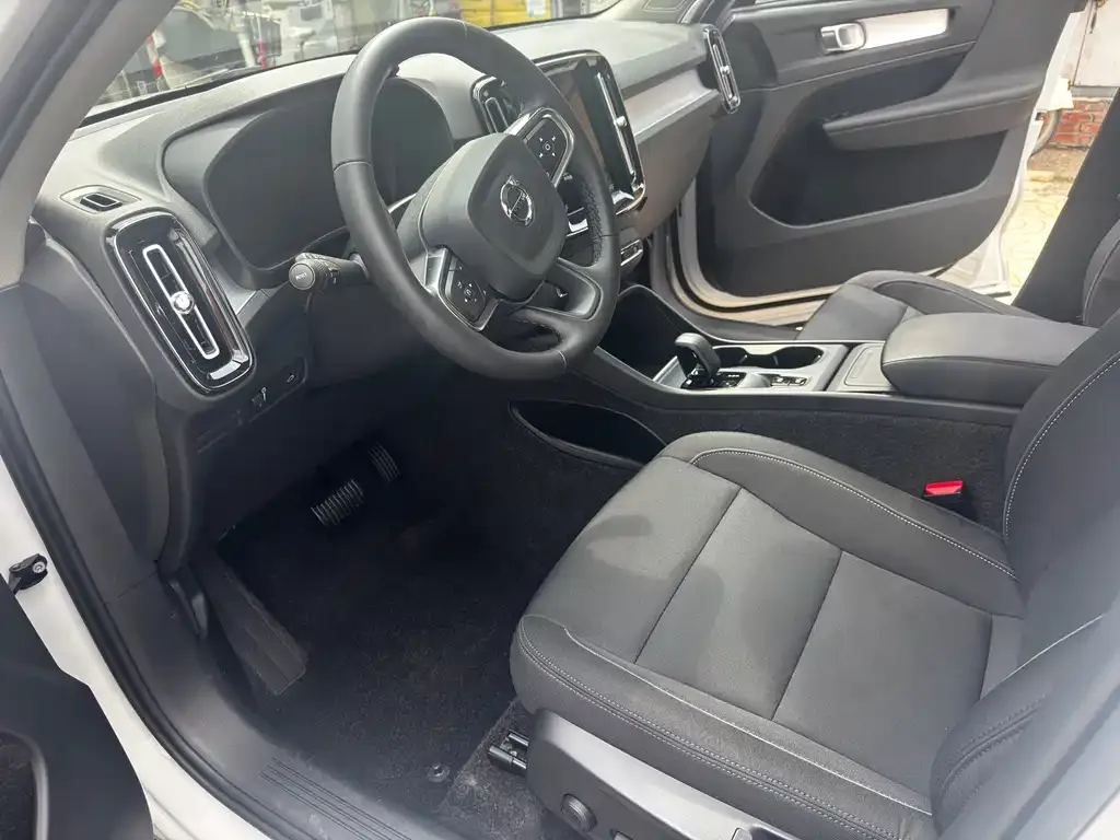 Volvo XC40 — фото 10