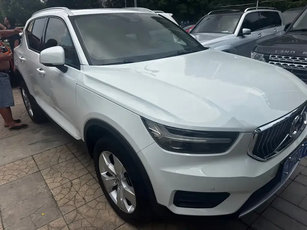 Volvo XC40 — фото 9
