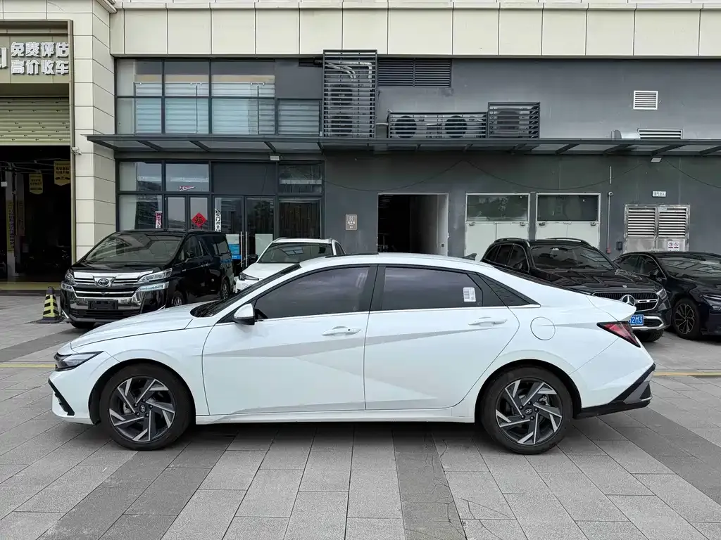 Hyundai Elantra — фото 9