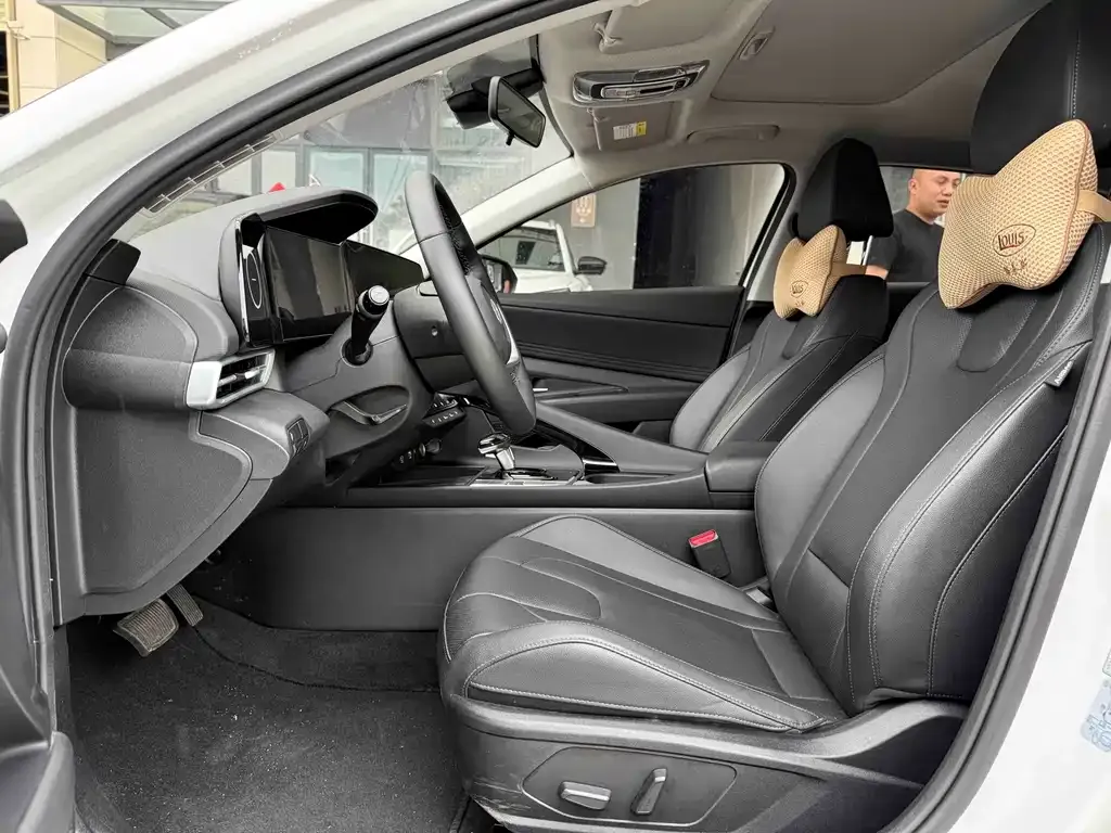 Hyundai Elantra — фото 7