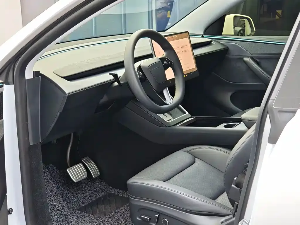 Tesla Model Y — фото 8