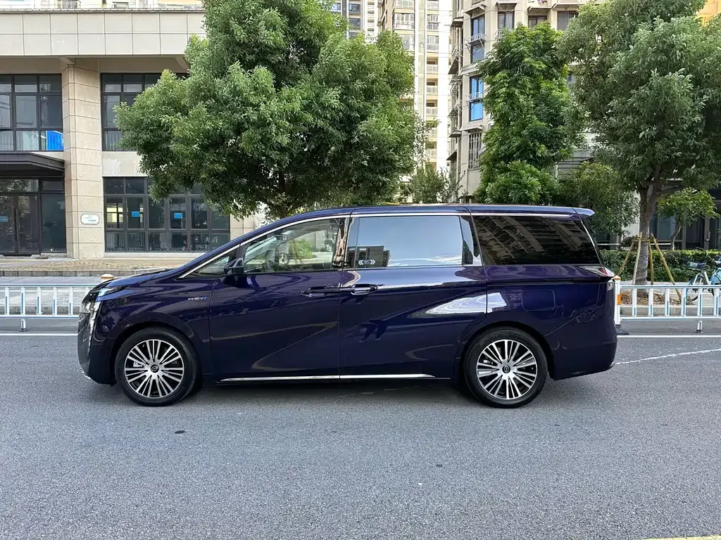 GAC Motor 传祺E8 PHEV — фото 7