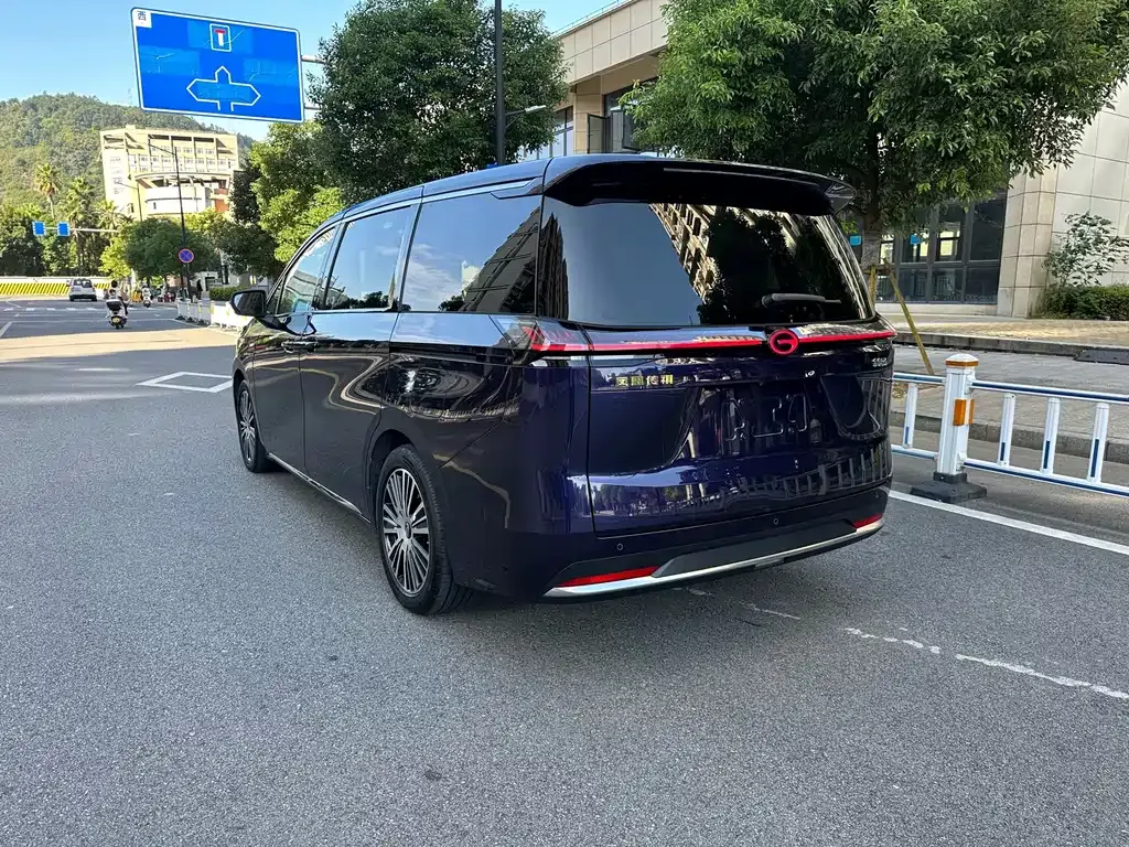 GAC Motor 传祺E8 PHEV — фото 8