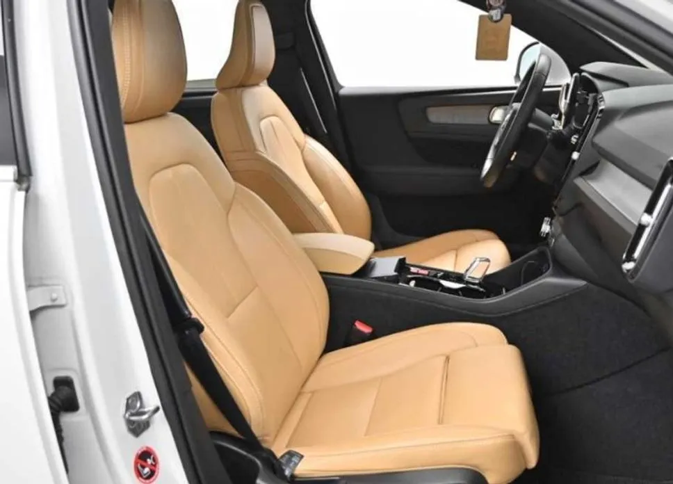 Volvo XC40 — фото 9