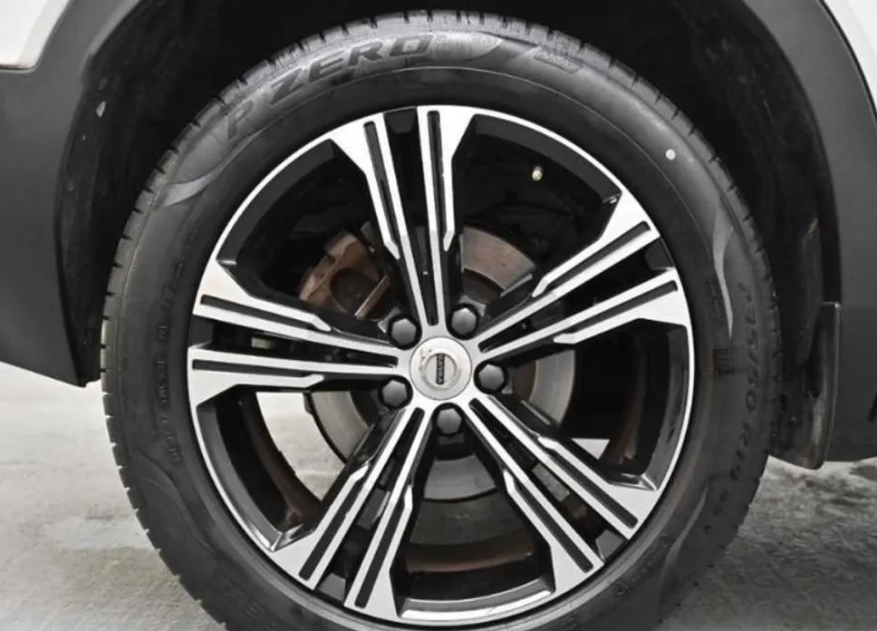 Volvo XC40 — фото 10