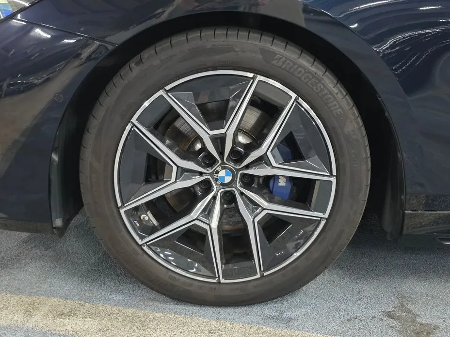BMW 5-Series — фото 10
