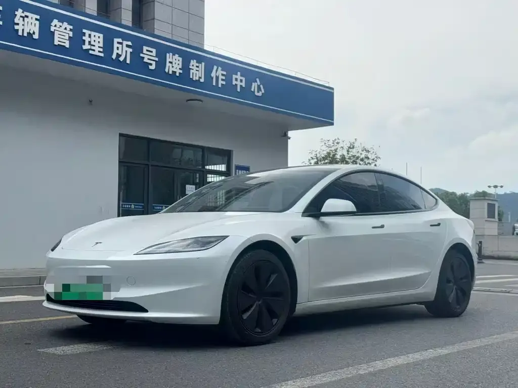 Tesla Model 3 — фото 1