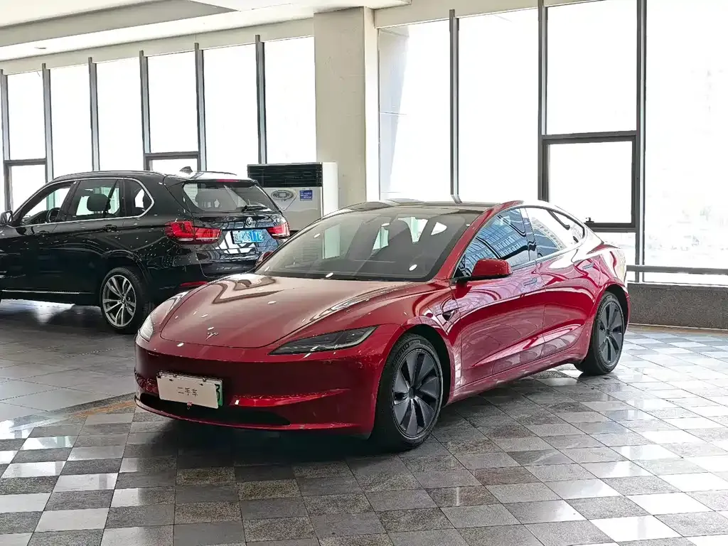 Tesla Model 3 — фото 1