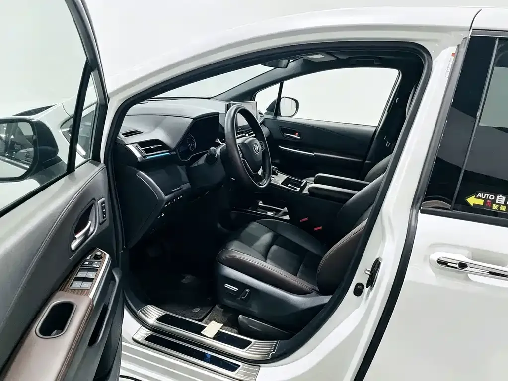 Toyota Granvia — фото 8