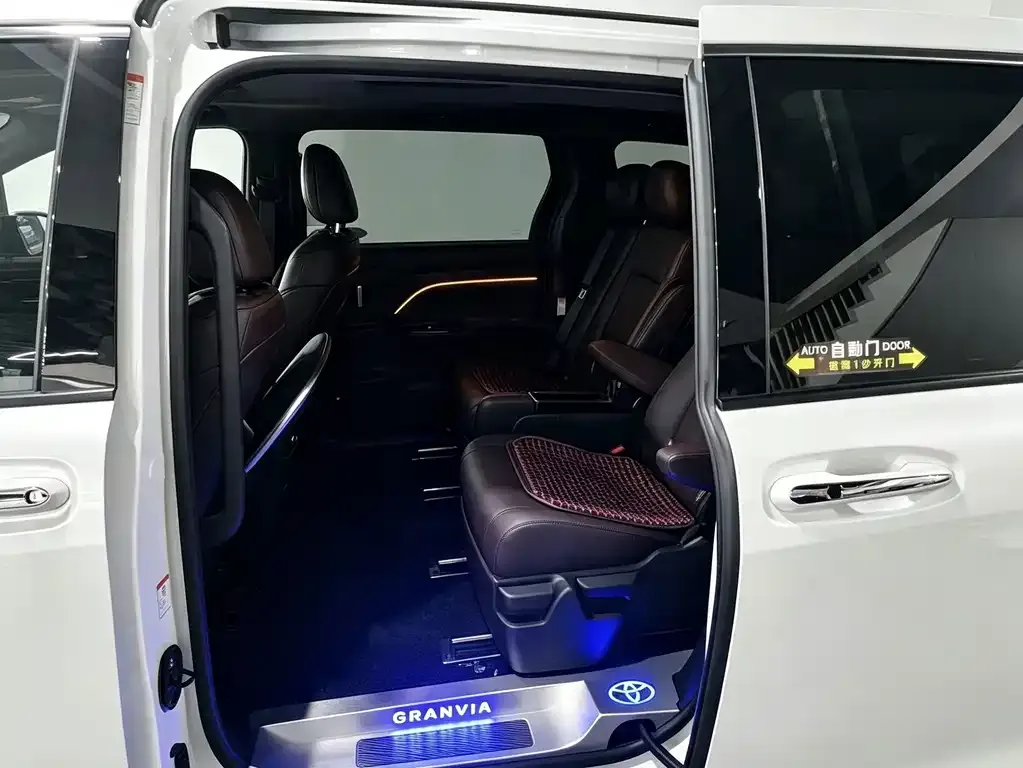 Toyota Granvia — фото 9
