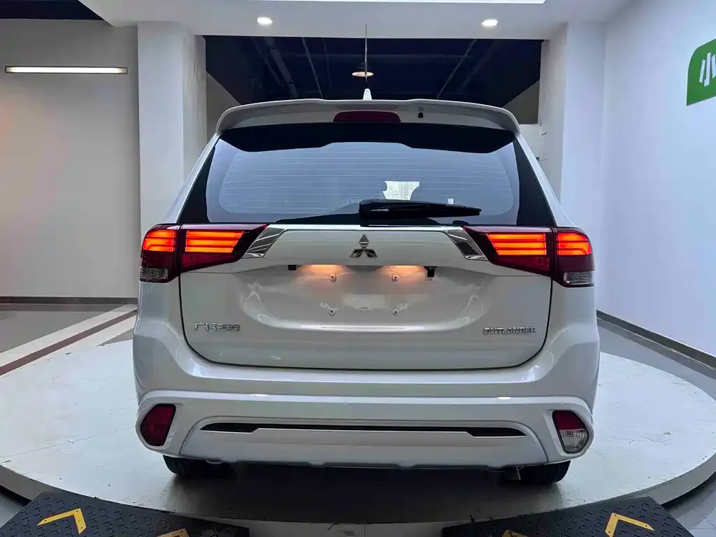 Mitsubishi Outlander — фото 10