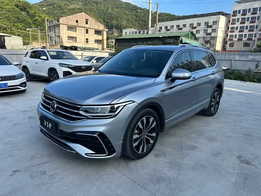 Volkswagen Tiguan L — фото 1