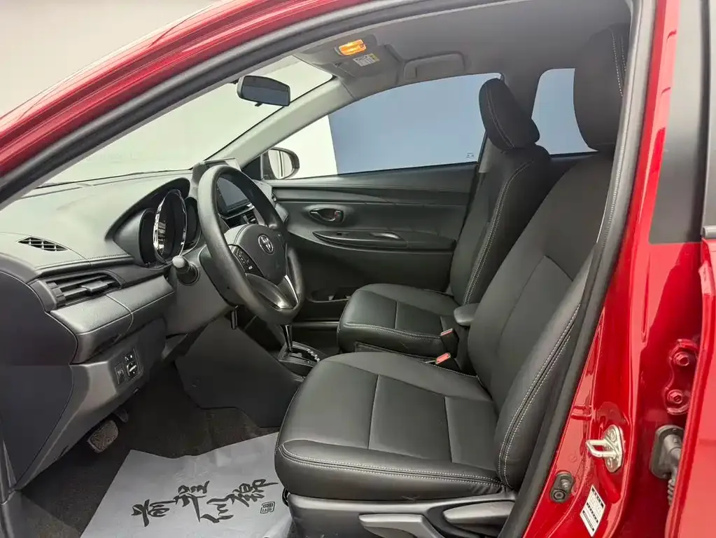 Toyota Yaris L — фото 10