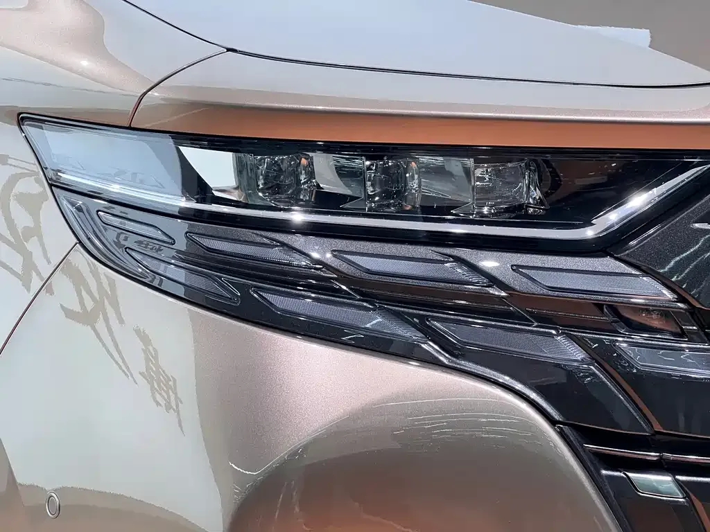 Toyota Alphard — фото 3
