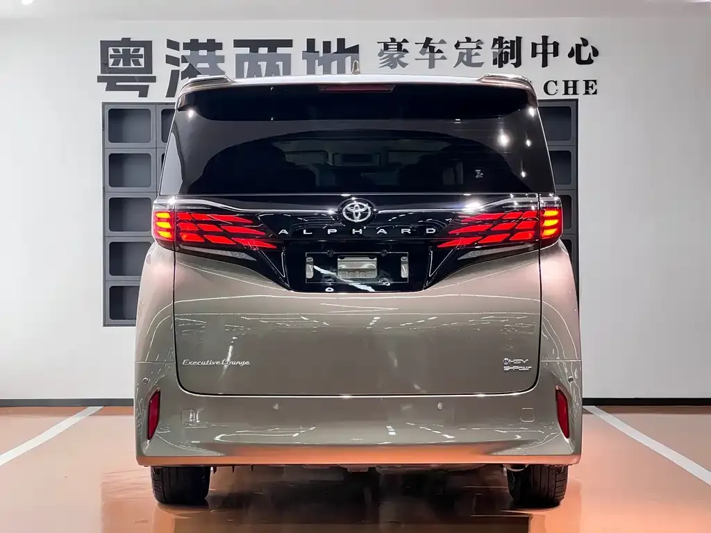 Toyota Alphard — фото 9