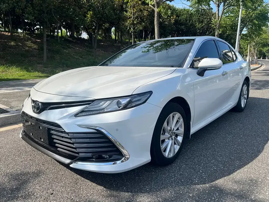 Toyota Camry — фото 1