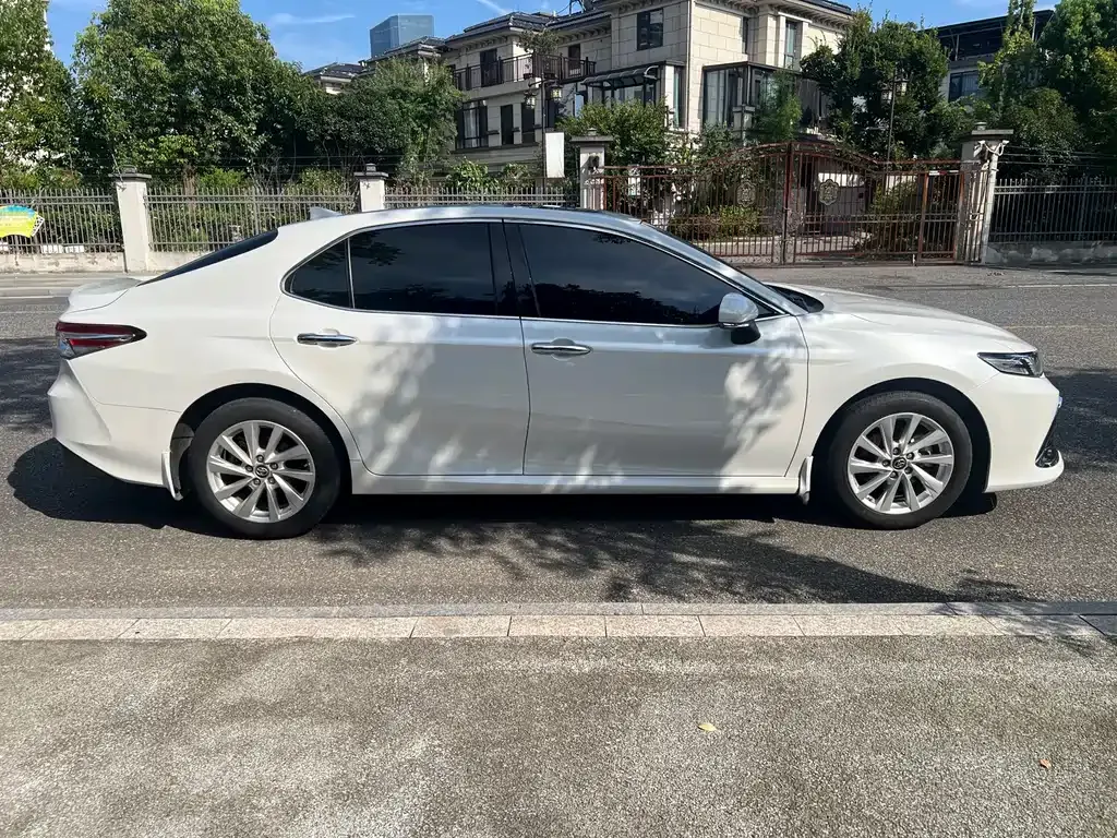 Toyota Camry — фото 9