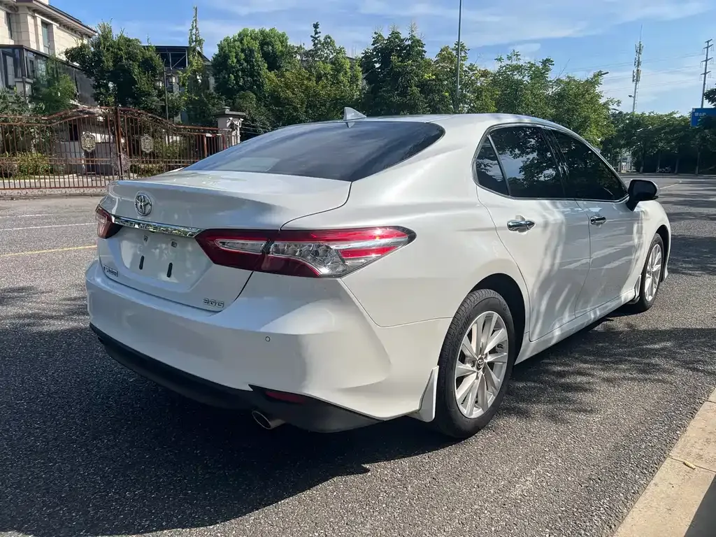 Toyota Camry — фото 6