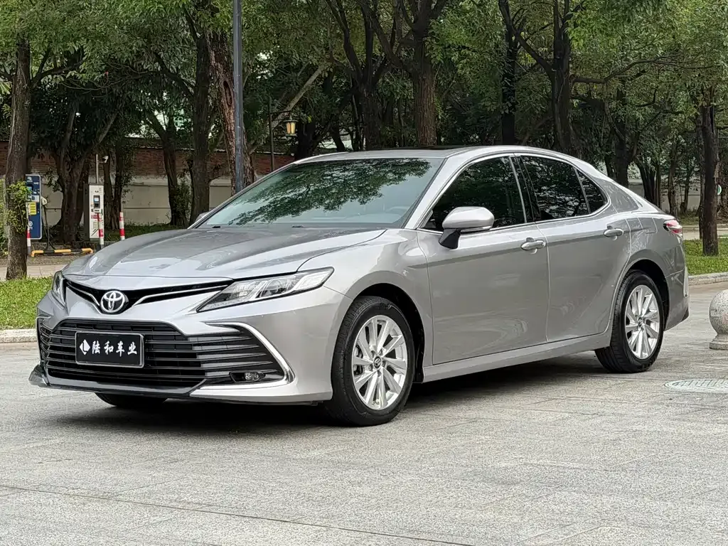 Toyota Camry — фото 1