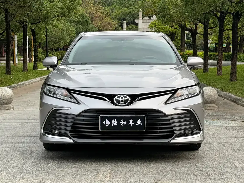 Toyota Camry — фото 9