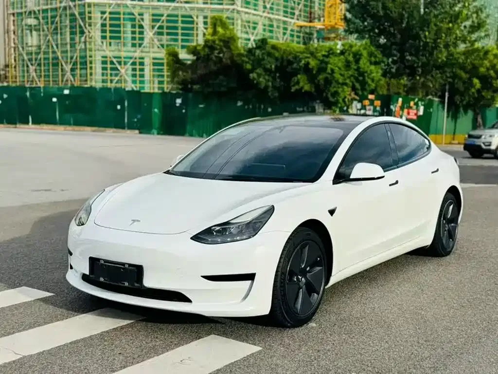Tesla Model 3 — фото 1