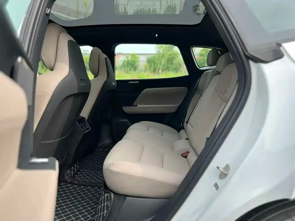 Volvo XC70 Plug-in Hybrid — фото 8