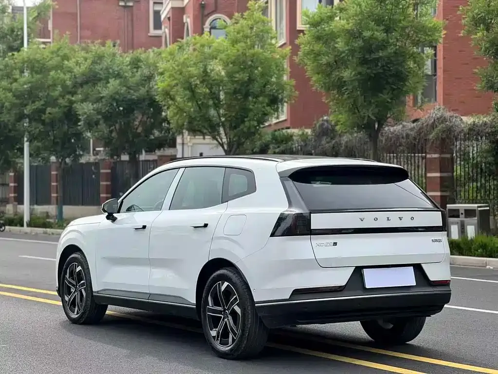 Volvo XC70 Plug-in Hybrid — фото 7