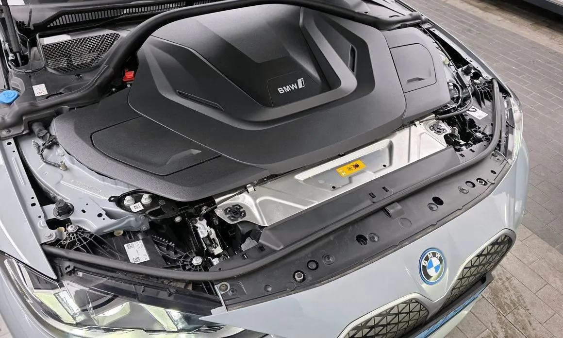 BMW i4 — фото 9