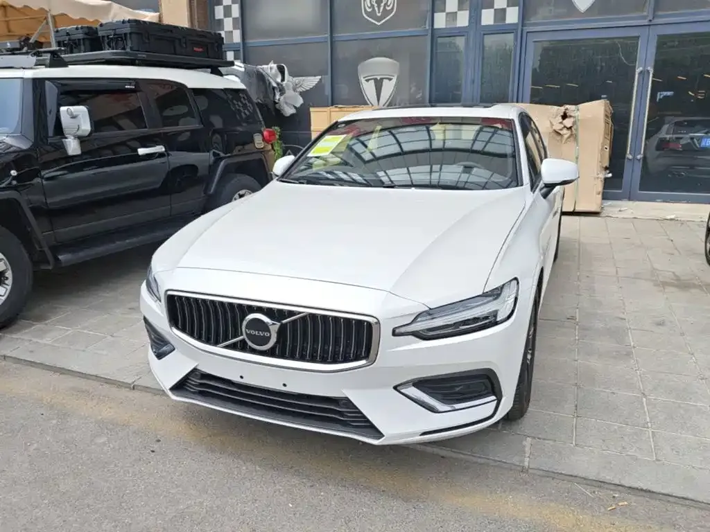 Volvo S60 — фото 1