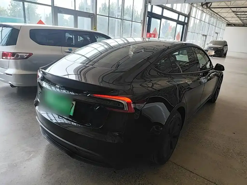 Tesla Model 3 — фото 7