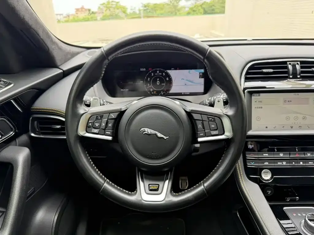 Jaguar F-PACE — фото 10